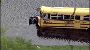 ସ୍କୁଲ ବସ୍ ଖସିଲା ନଦୀକୁ