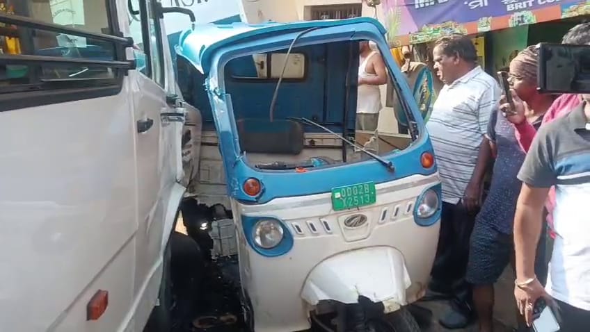 ଅଟୋ କୁ ଧକ୍କା ଦେଲା ଟ୍ରାଭେଲର୍; ୪ ଆହତ