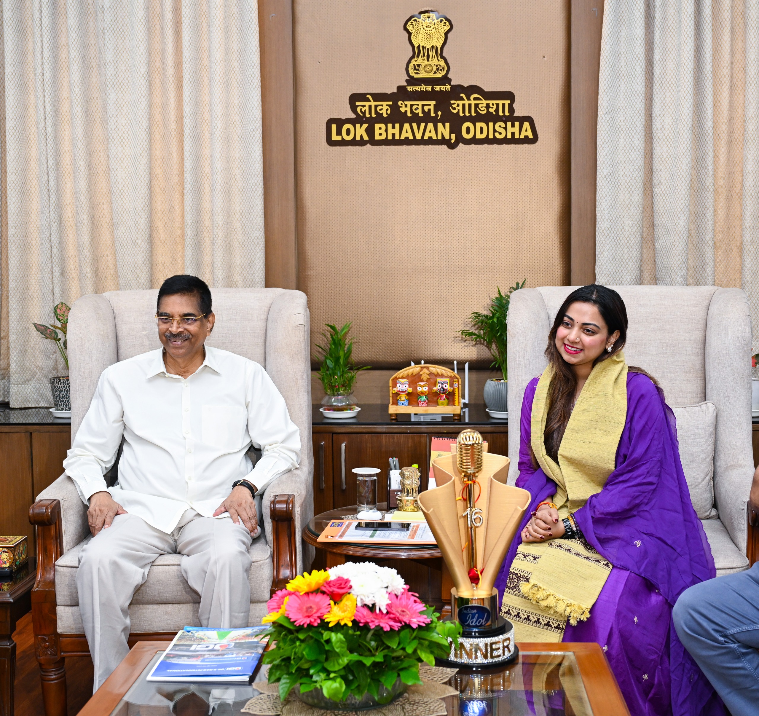 ଇଣ୍ଡିଆନ ଆଇଡଲ ବିଜେତା ଜ୍ୟୋତିର୍ମୟୀ ରାଜ୍ୟପାଳଙ୍କ ଦ୍ୱାରା ସମ୍ବର୍ଦ୍ଧିତ